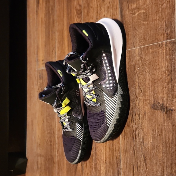 Men Nike Kyrie - Picture 3 of 9